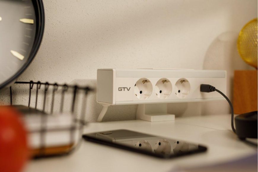 Подовжувач GTV NICO з кріпленням, 3 x SCHUKO, USB A+C + безпровідна зарядка, кабель 1,5m, білий AE-GMNIC3S2U-10 фото